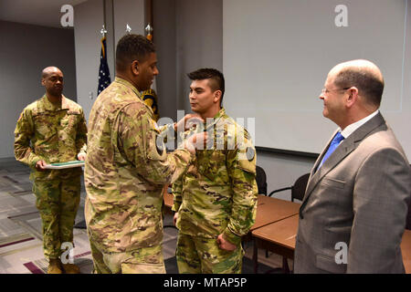 Sergent dans l'Armée de 1re classe Jason Gogue, Inspecteur général, Bureau de la Garde Nationale, reçoit la Médaille de l'Armée Le lieutenant-colonel de l'Armée de Garry Dodard, Inspecteur général, de Guam de la Garde nationale, et Tony à l'Ouest, l'Inspecteur général, Bureau de la Garde nationale, comme le sergent de l'armée. Le Major Sean Baker, premier chef enrôlé, NGB-IG semble sur, au cours de l'atelier de l'IG 2017 NG, à l'Herbert R. Temple, Jr. de la Garde nationale de l'Armée Centre de préparation, Arlington, Virginie, le 21 avril 2017. Gogue a reçu le prix pour service méritoire, tout en servant de l'Inspecteur général adjoint, Guam ARNG à partir de Août 2014-janvier 2017. (A Banque D'Images