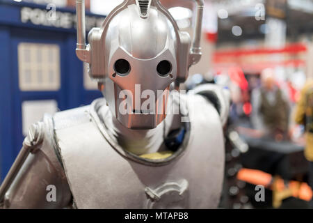 Birmingham, UK - le 17 mars 2018. Une cosplayeuse habillée en Cybermen à partir de la série télévisée Dr qui, lors d'un comic con à Birmingham, Royaume-Uni Banque D'Images