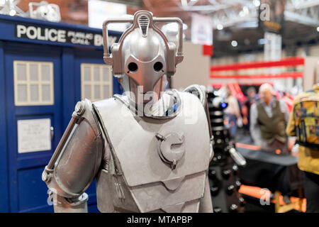Birmingham, UK - le 17 mars 2018. Une cosplayeuse habillée en Cybermen à partir de la série télévisée Dr qui, lors d'un comic con à Birmingham, Royaume-Uni Banque D'Images
