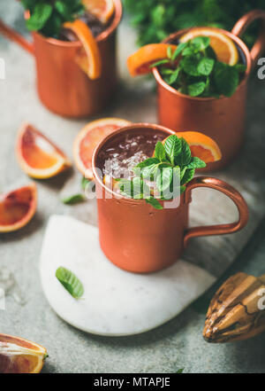 Orange sanguine mule Moscou cocktails dans l'alcool à bord de tasses Banque D'Images