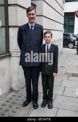 Jacob Rees-Mogg, député de North Somerset à la BBC Studios à apparaître sur l'Andrew Marr Show' avec son fils aîné Peter Theodore Alphege Banque D'Images