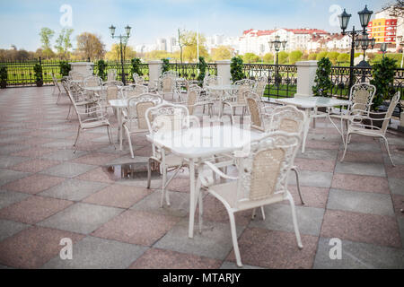 MINSK, BÉLARUS-23,Avril 2018 : restaurant-terrasse avec tables et chaises Banque D'Images