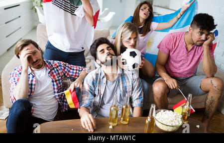 Groupe d'amis fans de sport regarder match déçu Banque D'Images