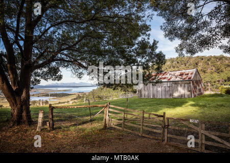 Hangar avec vue sur Coles Bay à l'arrière-plan, parc national de Freycinet, Tasmanie Banque D'Images