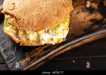 L'avocat et le sandwich œuf Banque D'Images