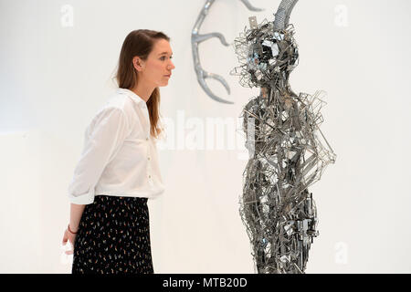 Un visiteur regarde Titan lors d'un photocall pour Lee Bul : blocage, une nouvelle exposition à la Hayward Gallery, Londres. Banque D'Images