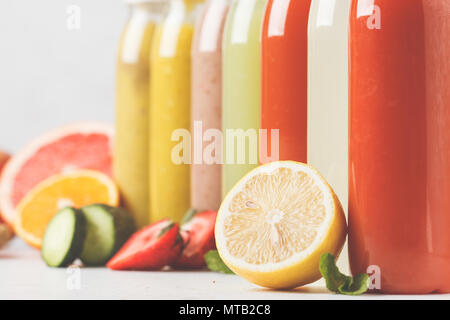 Variété de smoothies colorés ou des bouteilles de jus de baies, fruits et légumes. Programme de désintoxication, concept de vie sain. Banque D'Images