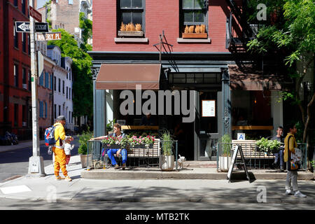 Joe Coffee, 141 Waverly Pl, New York, NY devanture extérieure d'un coffee shop, café-terrasse et dans le quartier de Greenwich Village de Manhattan.