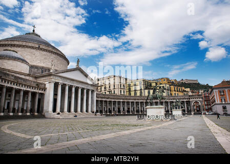 La Piazza del Plebiscito et l'église de San Francesco di Paola à Naples, en Italie. Banque D'Images