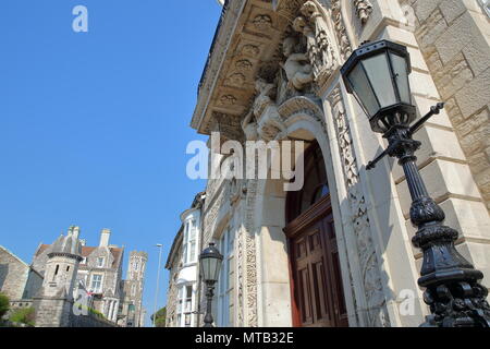 SWANAGE, UK - 21 MAI 2018 : l'hôtel de ville sur la rue et bâtiment Victorien Purbeck House Hotel en arrière-plan, l'île de Purbeck, Dorset Banque D'Images