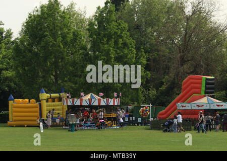 Scènes d'été - les familles à la fête foraine à Henley on Thames village green. Aucun modèle ou des biens de presse. Banque D'Images