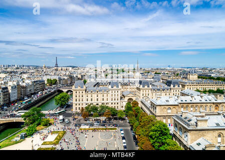 La vue imprenable sur Paris du haut d'une des tours de Notre-Dame Banque D'Images