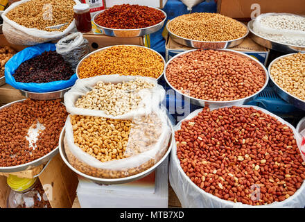 Arachides, noix de cajou, fruits séchés, pruneaux secs, l'amande, et les pois chiches rôtis dans une authentique bazar turc Banque D'Images