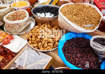 Figues séchées, pruneaux secs, pruneaux secs, mûrier, et les abricots séchés dans un authentique bazar turc Banque D'Images