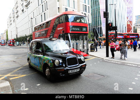 Londres légendaire taxi et bus rouge dans les rues de Londres Banque D'Images