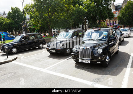 Londres légendaire taxi dans les rues de Londres Banque D'Images