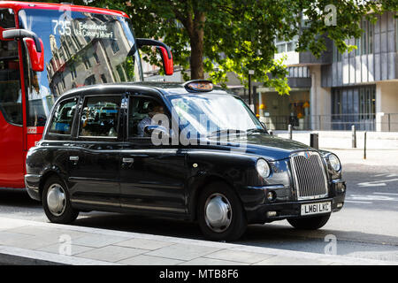 Londres légendaire taxi et bus rouge dans les rues de Londres Banque D'Images
