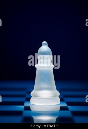 Pièces de jeu d'échecs. L'évêque sur l'échiquier. Banque D'Images