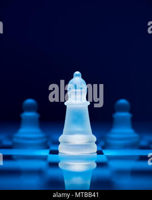 Pièces de jeu d'échecs. L'évêque en face de deux pions. Banque D'Images