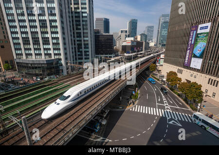 Train à grande vitesse japonais Shinkansen sur le pont dans le centre de Tokyo. Banque D'Images