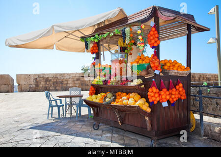 Shop avec fruits frais, jus d'Akko (Acre), Israël Banque D'Images