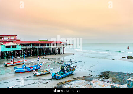 La plage de sable et mer avec bateau de pêche garé sur la plage avec rock et Reef, le matin avec le lever du soleil, ciel magnifique avec vue sur la mer et la pêche Banque D'Images