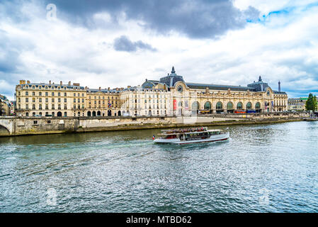 Une vue sur le magnifique musée d'Orsay à partir de l'ensemble de la Seine à Paris, France Banque D'Images