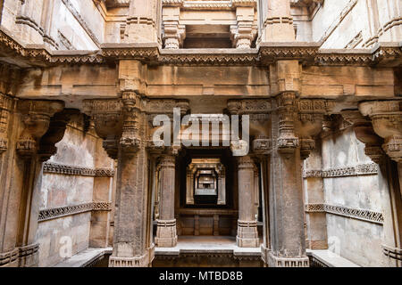 Dada Hari Vav ni cage est un bâtiment d'eau Hindou dans le village de Adalaj, près de la ville d'Ahmedabad dans l'Etat indien du Gujarat. Banque D'Images