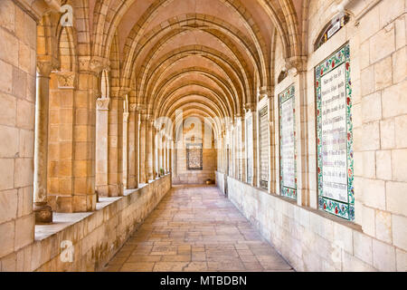 Dans la prière du Seigneur de passage interne de l'église du Pater Noster, Jérusalem, Israël Banque D'Images