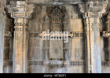 Dada Hari Vav ni cage est un bâtiment d'eau Hindou dans le village de Adalaj, près de la ville d'Ahmedabad dans l'Etat indien du Gujarat. Banque D'Images