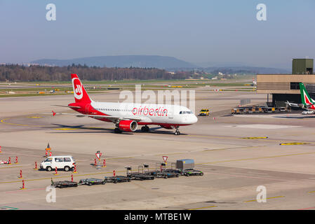 Un Airbus A320-214 d'Air Berlin le roulage à l'aéroport de Zurich. Banque D'Images