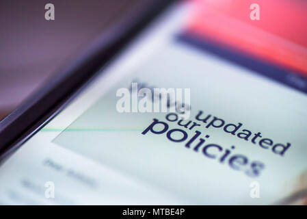 Règlement général sur la protection des données - gros plan - PIBR message smartphone Nous avons mis à jour nos politiques. Banque D'Images
