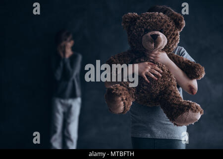 Photo conceptuelle de l'enfance douloureuse et traumatique Banque D'Images