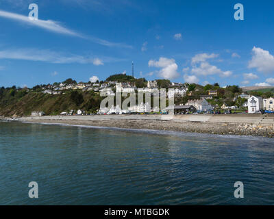 À la recherche sur le front de mer avec sa plage et la promenade de stoney Old Laxey Laxey la vieille partie de village historique Ile de Man sur une belle journée de mai Banque D'Images