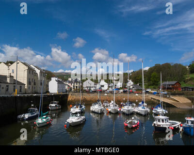 Leisurecraft amarrés les bateaux de pêche côtière et dans le pittoresque vieux port tranquille Laxey Ile de Man sur une belle journée de mai avec ciel bleu Banque D'Images