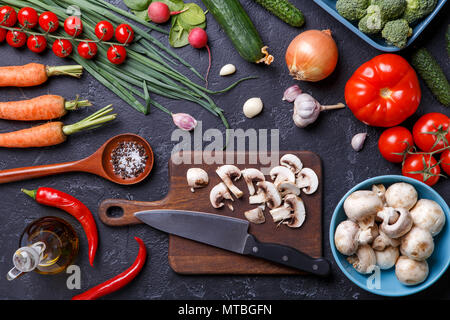 Droit sur le dessus des légumes frais, champignons, découper, couteau, huile Banque D'Images