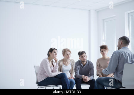 Les gens assis en cercle au cours de la thérapie de groupe pour l'anxiété sociale Banque D'Images