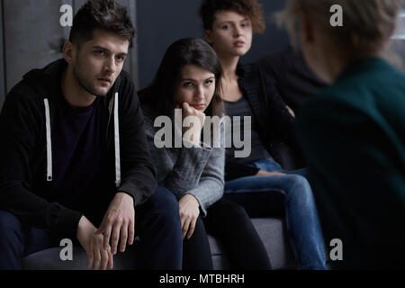 Les jeunes toxicomanes participant à la thérapie de groupe Banque D'Images