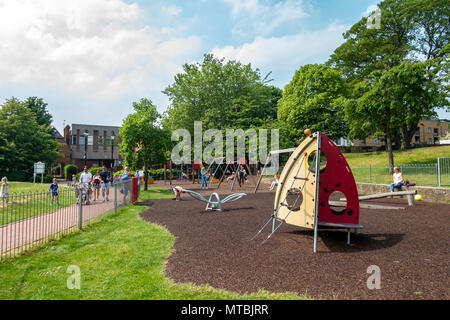 Une vue de l'aire de jeux pour enfants dans le parc de Windsor célibataires Acre, au Royaume-Uni. Banque D'Images