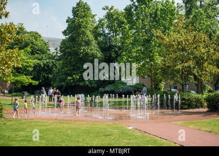 Les enfants jouent dans l'eau des fontaines dans baccalauréat Acre Park à Windsor, Royaume-Uni. Banque D'Images