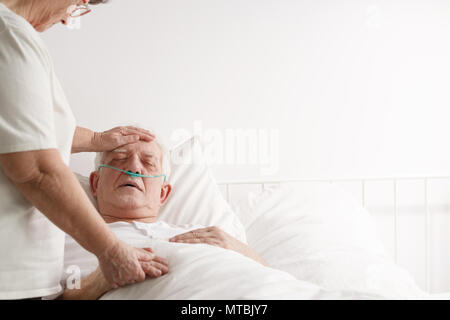 Prendre soin des personnes âgées malades épouse aimante mari en soins Banque D'Images