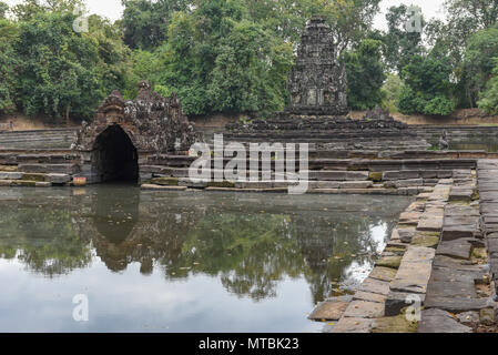 Vue sur l'île temple Preah Neak Poan à Angkor au Cambodge Banque D'Images