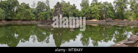 Vue sur l'île temple Preah Neak Poan à Angkor au Cambodge Banque D'Images