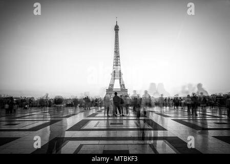 Les personnes floues sur la place du Trocadéro d'admirer la Tour Eiffel, Paris, France Banque D'Images