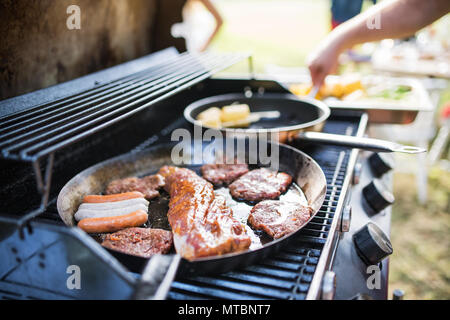 La viande et les saucisses sur le grill. Garden party à l'extérieur dans la cour. Banque D'Images