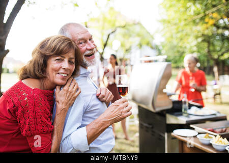 Fête de famille ou une partie de barbecue à l'extérieur dans la cour. Banque D'Images