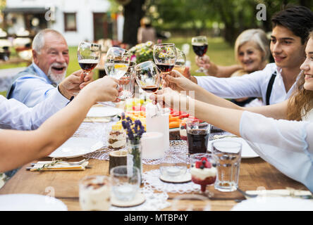 Garden party ou fête de famille à l'extérieur dans la cour. Banque D'Images