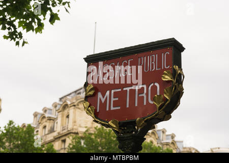 Signe de métro à Paris, France. Banque D'Images