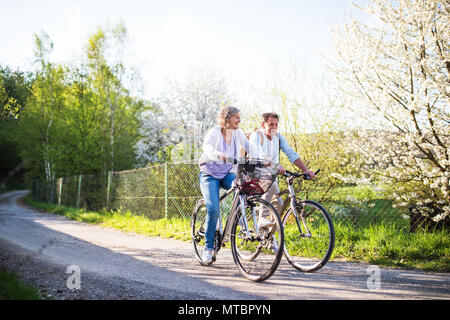Couple avec des bicyclettes à l'extérieur au printemps la nature. Banque D'Images
