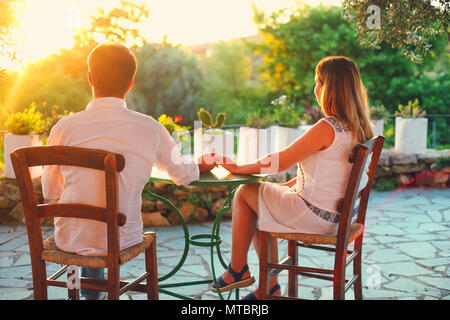 Jeune couple amoureux s'asseoir en plein air au restaurant Banque D'Images